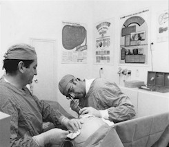 El Dr. Marti Vicente realizando una exploración laparoscópica